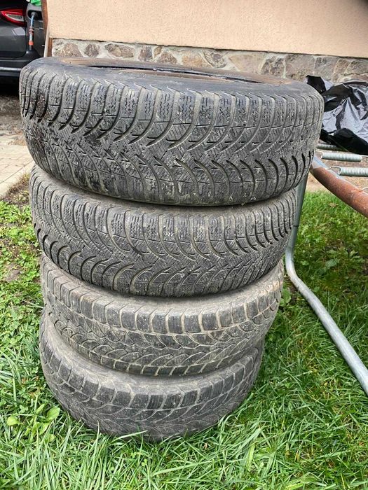 De vanzare  4 anvelope de iarna 195-65-R15 cu janta si capac