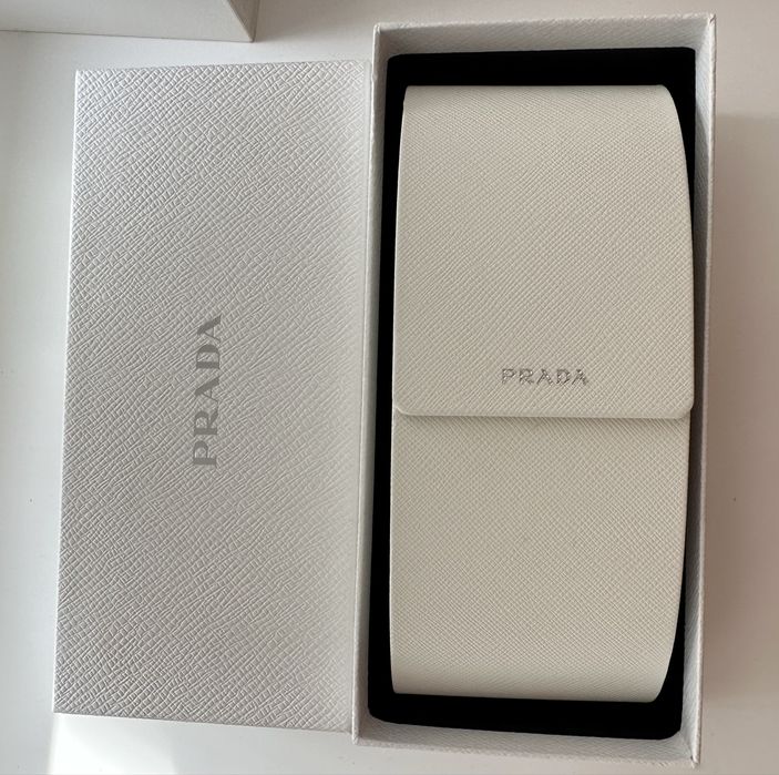 Слънчеви очила PRADA с бели рамки. Оригинални