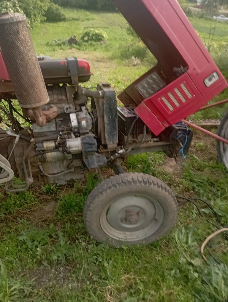 Vând tractor Engine Diesel