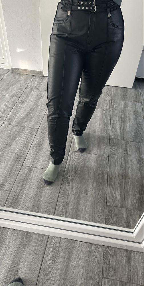 Pantaloni de piele