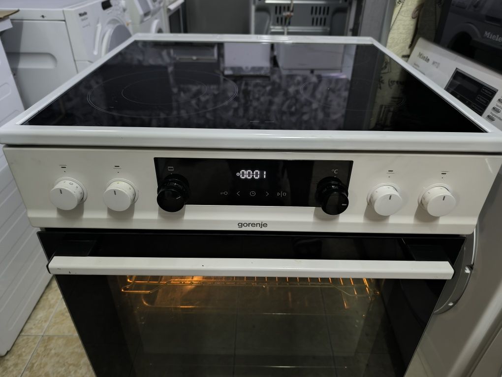 Свободнстояща печка с керамичен плот Gorenje