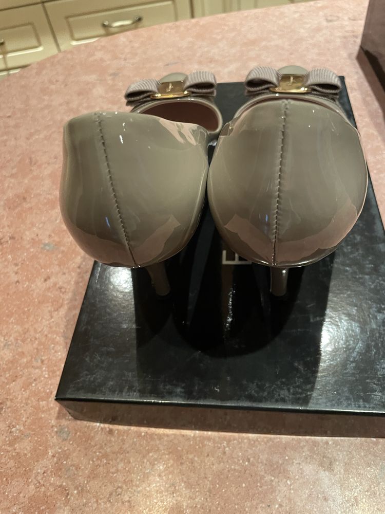 Обувки Salvatore Ferragamo бежови