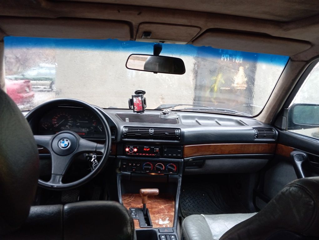 Автомобиль BMW 730