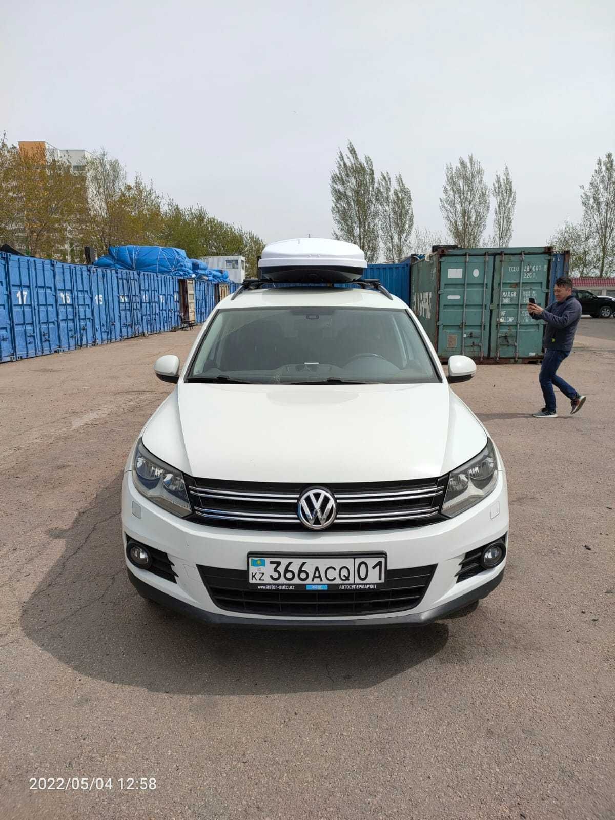 Машина Volkswagen Tiguan 2015 года