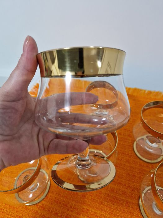 Cupe înghețată cu picior și suport de sos