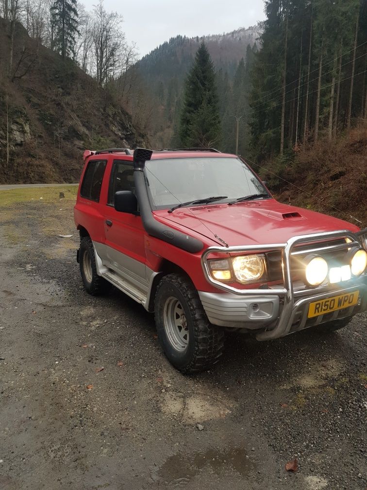 Dezmembrez Mitsubishi pajero shogun motor 2.8 cutie manuală.