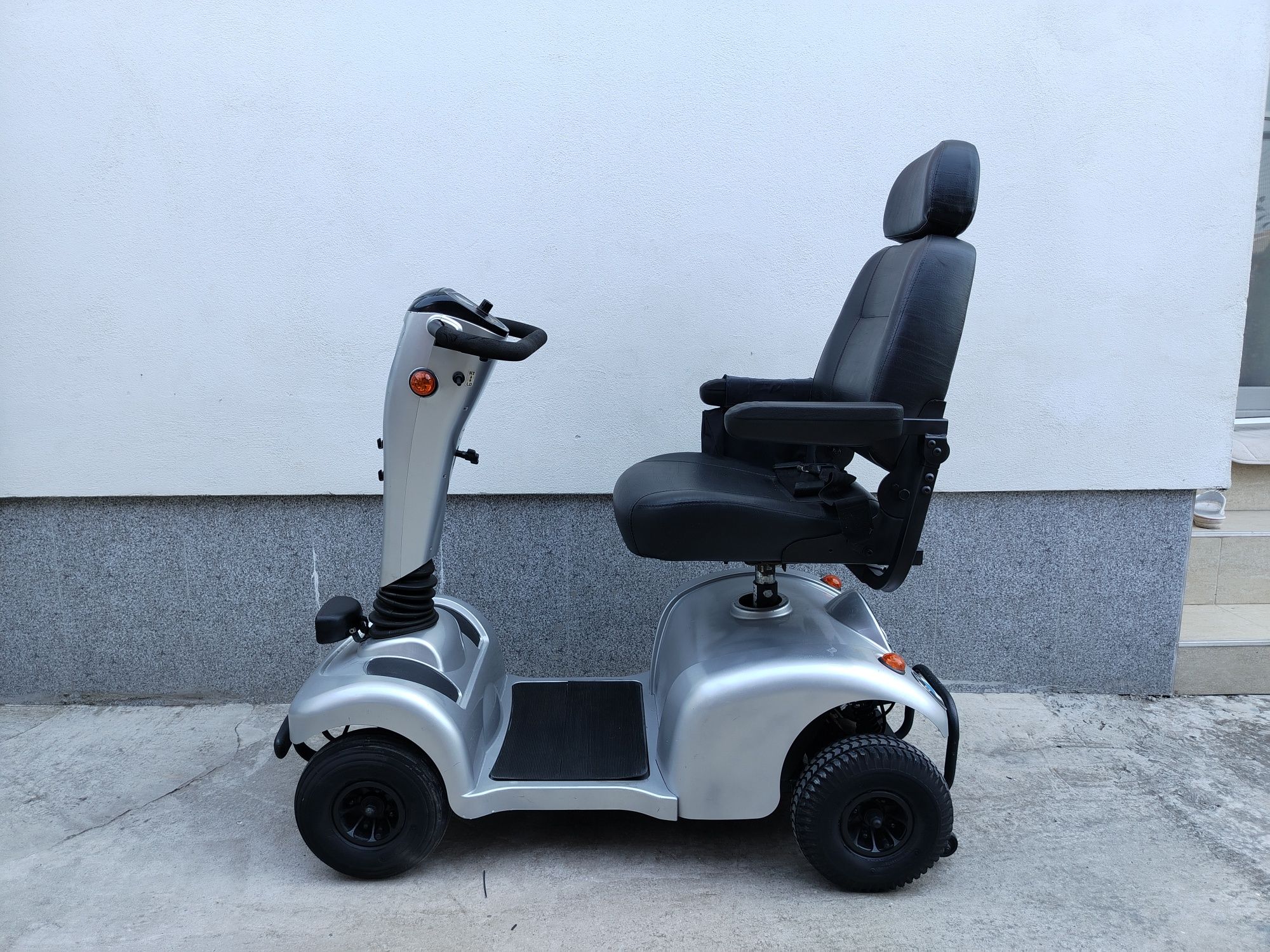 Cărucior scuter electric persoane cu dizabilități