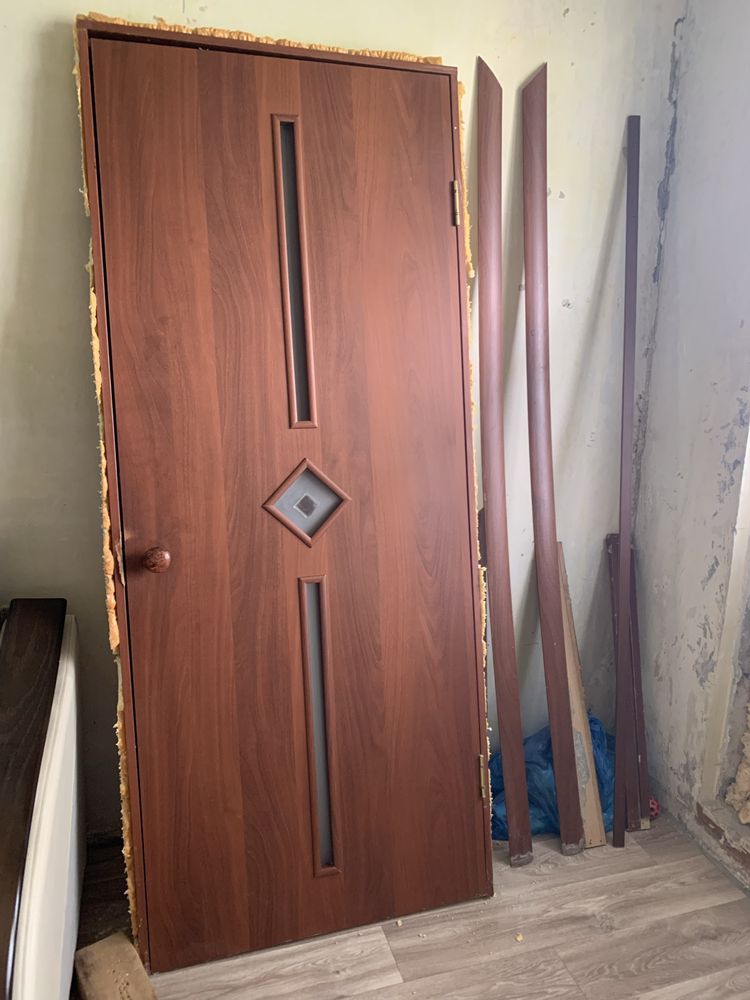 Продам б/у межкомнатную дверь