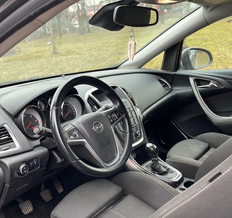 Vând Opel Astra J 2010