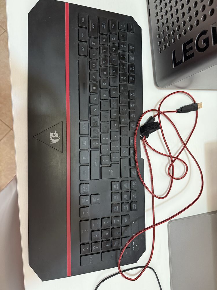 Sistem Desktop PC Gaming Lenovo Legion + Monitor LED IPS Lenovo 23.8"
