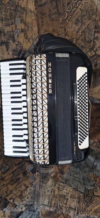 Vând acordeon Hohner Atlantic de Luxe 4 cu 120 basi negru