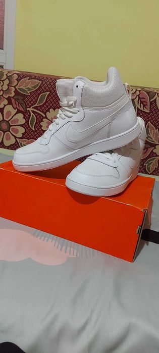 Vând adidași Nike,albi din piele. 45