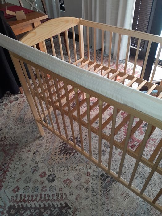 Pătuț din lemn pentru bebeluși