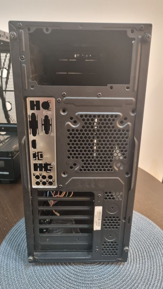 Cooler Master Mid tower кутия за компютър