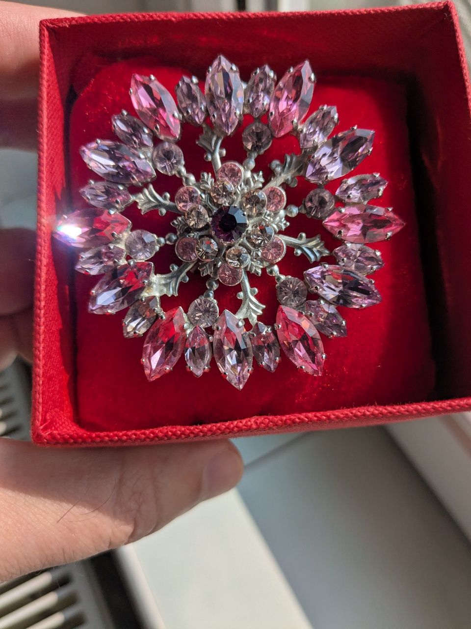 Broșă cu cristale Swarovski. Model unicat.