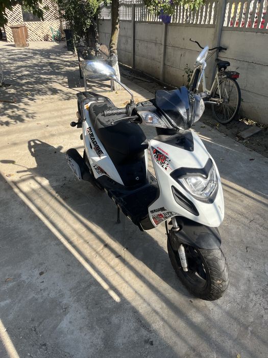 Scuter pe benzina