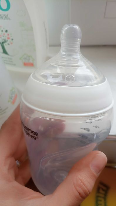 Шишета с биберони Tommee tippee