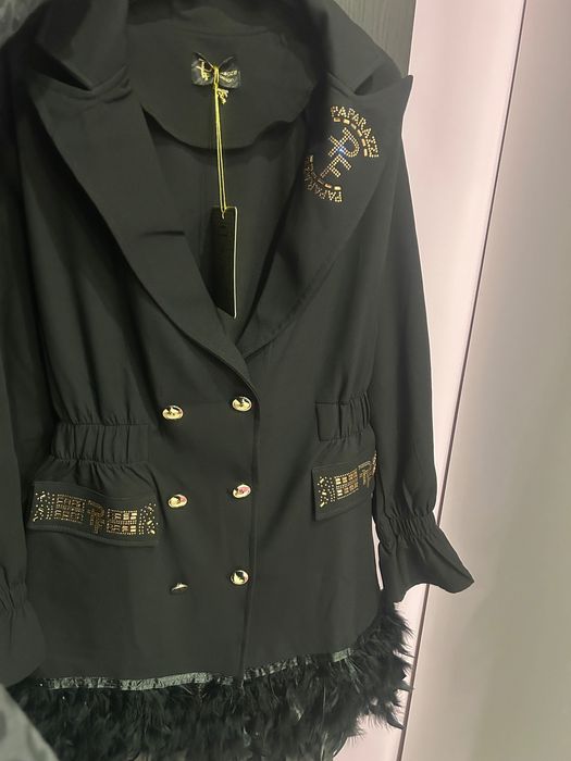 Чисто, нова рокля с естествени пера