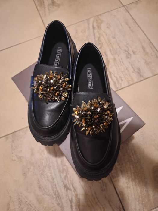 Дамски затворени обувки