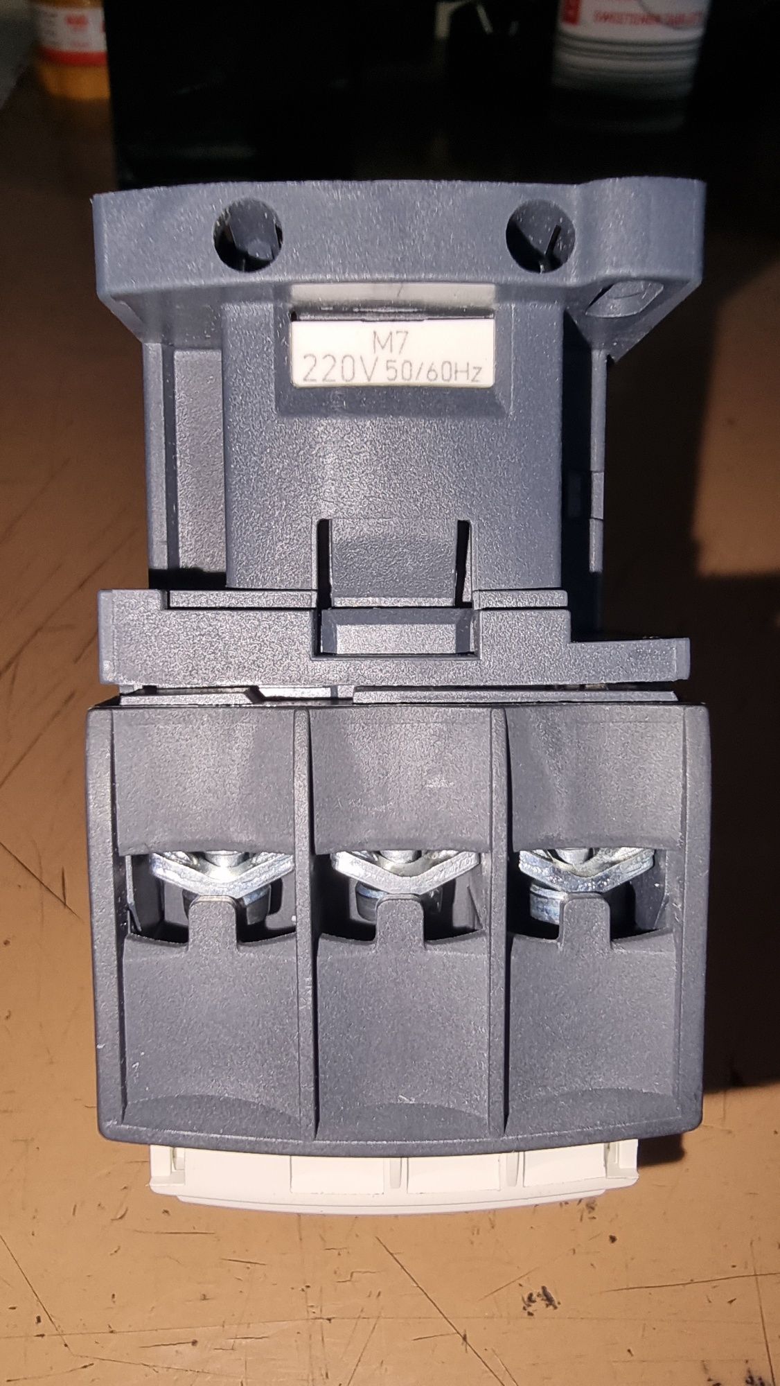 Контактор Schneider LC1D25/25A/3P.