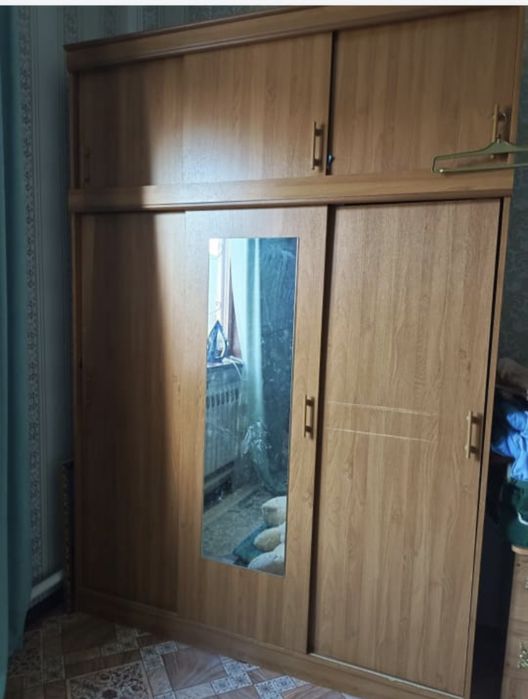 Продается шифоньер трехдверный купе.