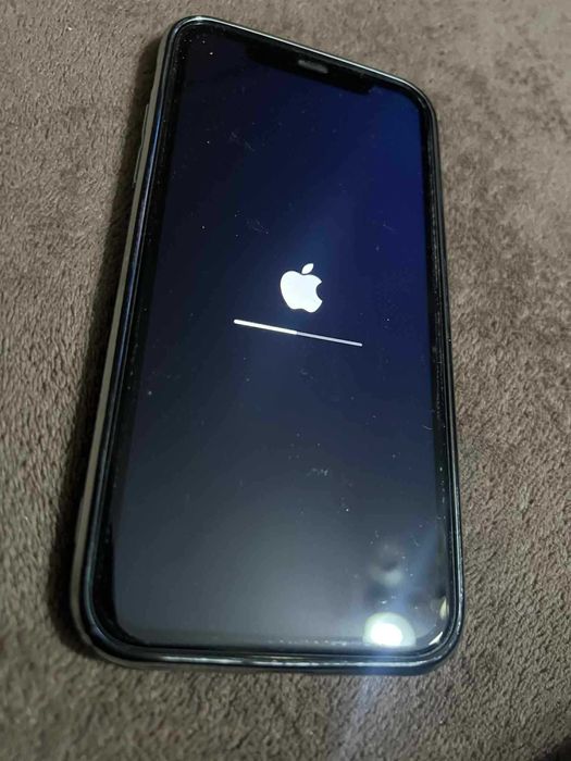 iPhone 11 в отлично състояние с нови калъфи и протектори