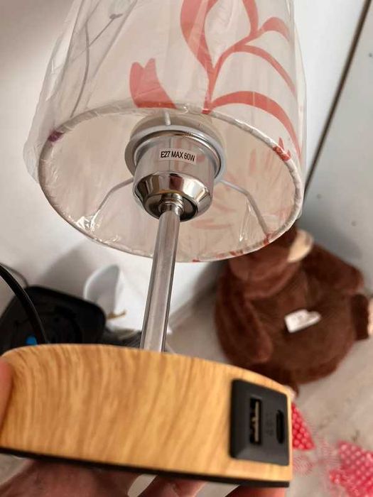 Lampi de noptiera cu sensor in 3 trepte si porturi USB pentru telefon