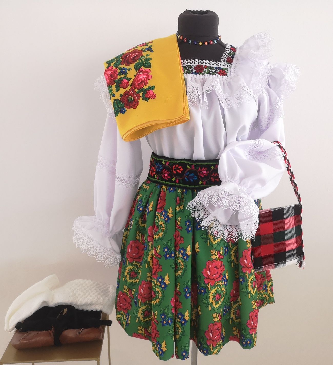 Costum  popular din maramures pentru femei
