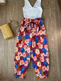 Pantaloni Zara model floral