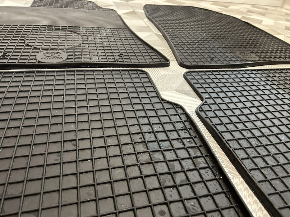 Оригинални гумени стелки за Тойота Авенсис т25