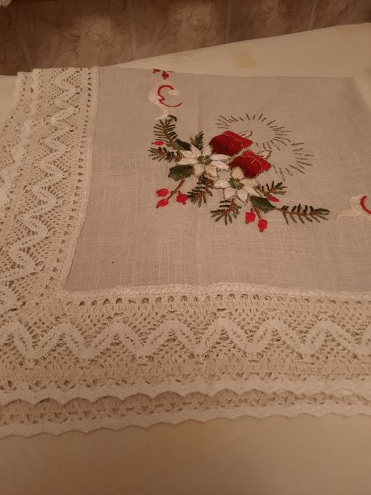 Fata de masa de Crăciun cusuta manual