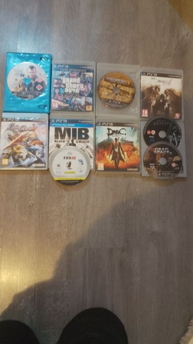 Vând ps 3 la 300 vând urgent ( negociabil)