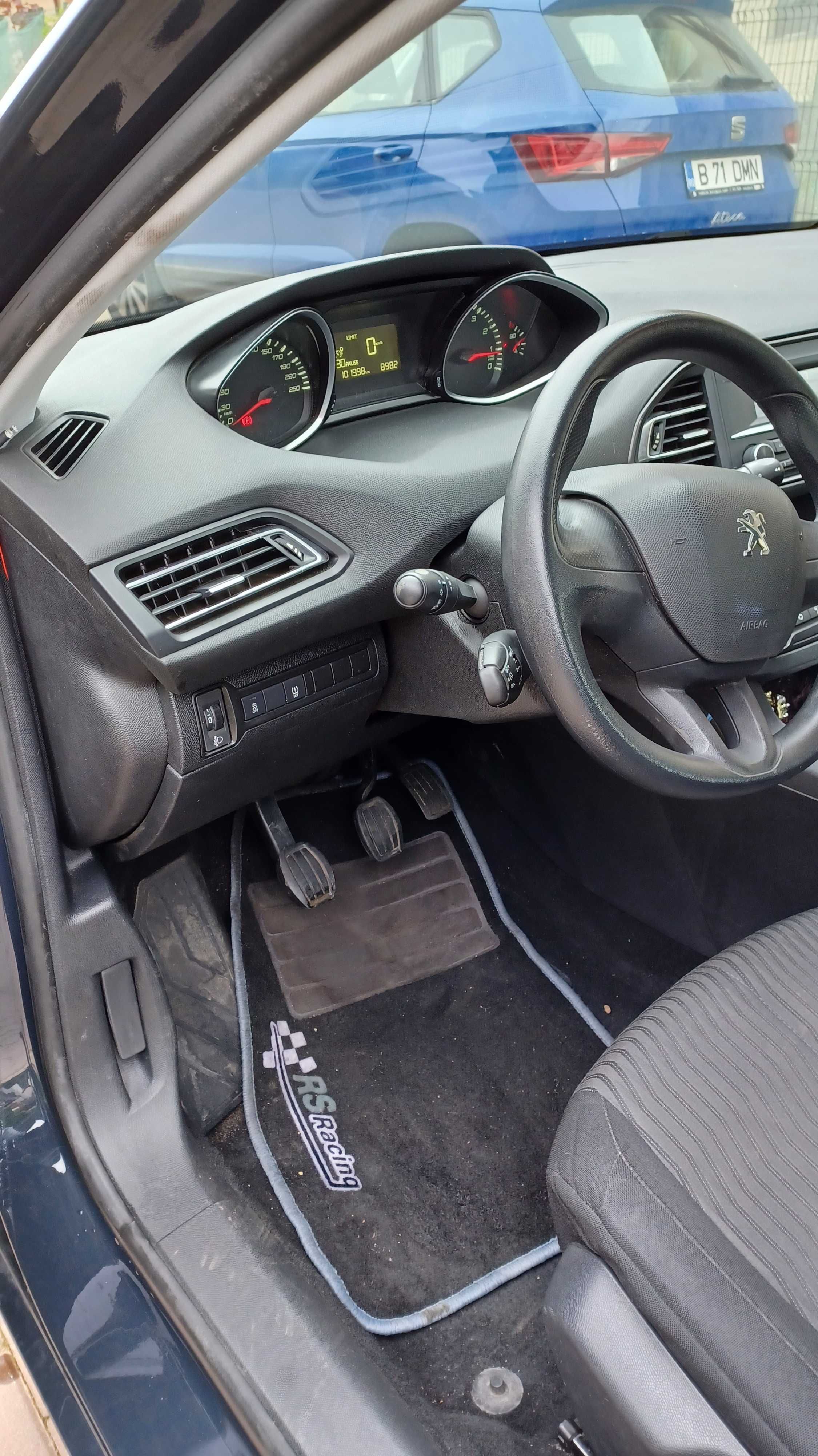 Vând PEUGEOT 308 - motor 1.2 benzină, an 2014