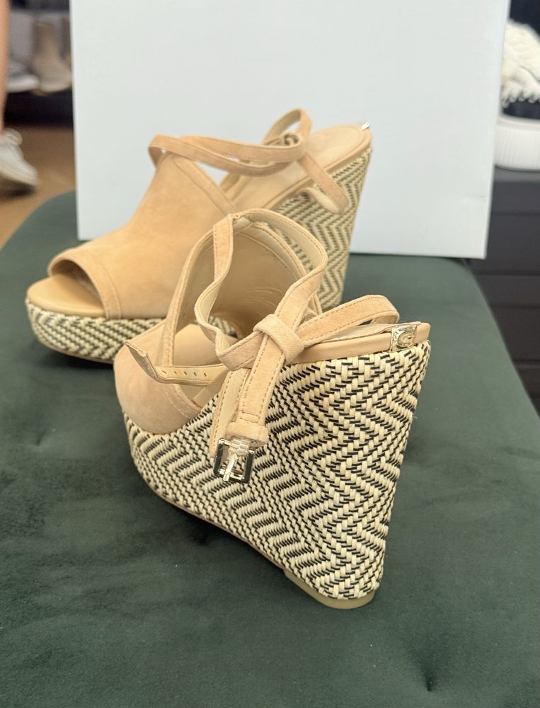Дамски сандали на платформа GUESS