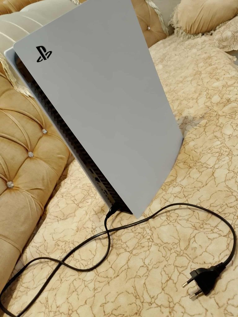 Продавам PS5 с джоестиг като нов