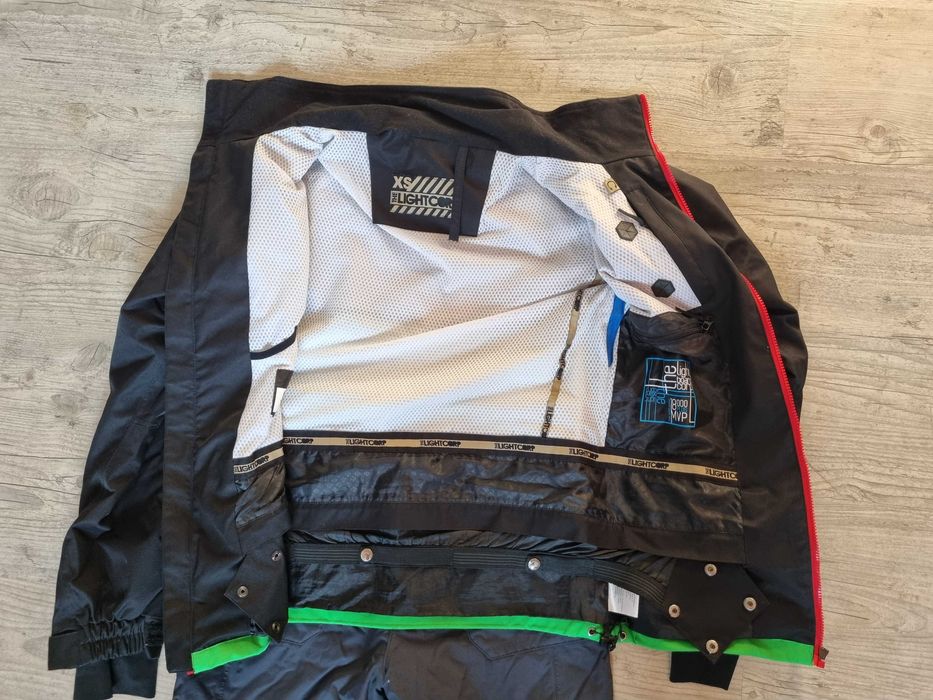Costum Snowboard / Ski Geaca si pantaloni Marime M