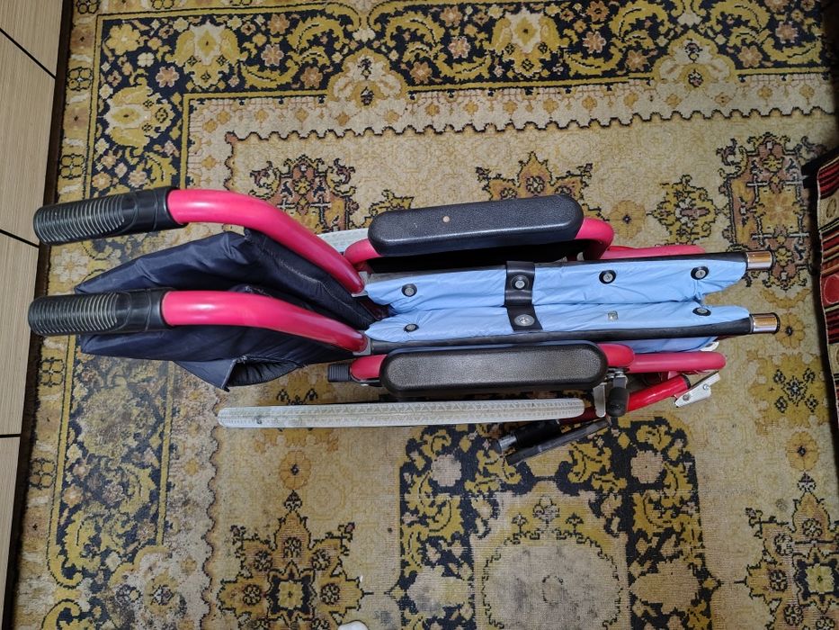 Scaun cu rotile pliabil