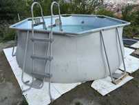 Piscina cu cadru de metal.