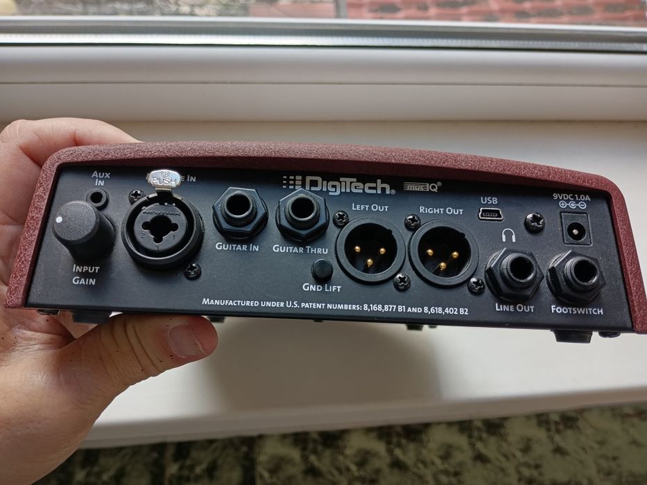 Продавам вокален процесор digitech live harmoni