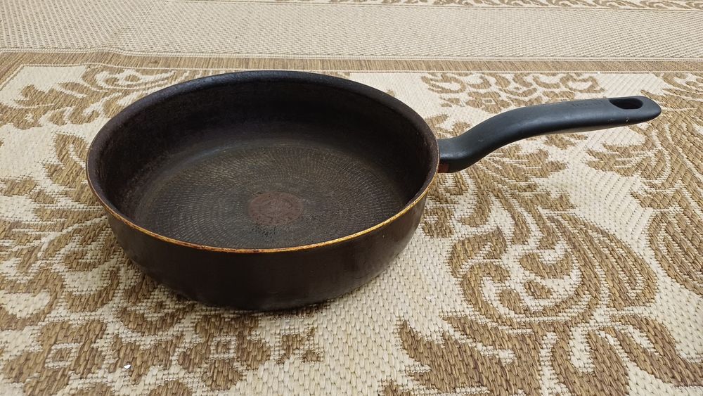 Продам сковородки и мясорубку