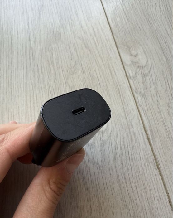 • Incarcator • Cablu USB • Iphone