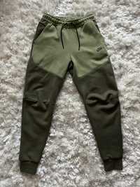 Nike Tech Fleece Verde/Olive/Aligator Pantaloni marime S (doar probat)