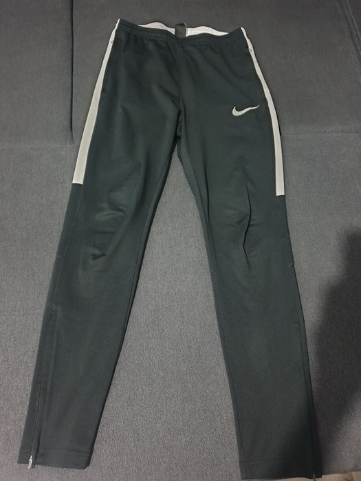 Blugi barbati de vanzare