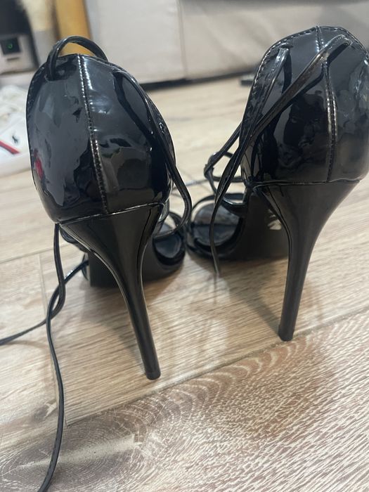 Sandale cu toc negru lucios