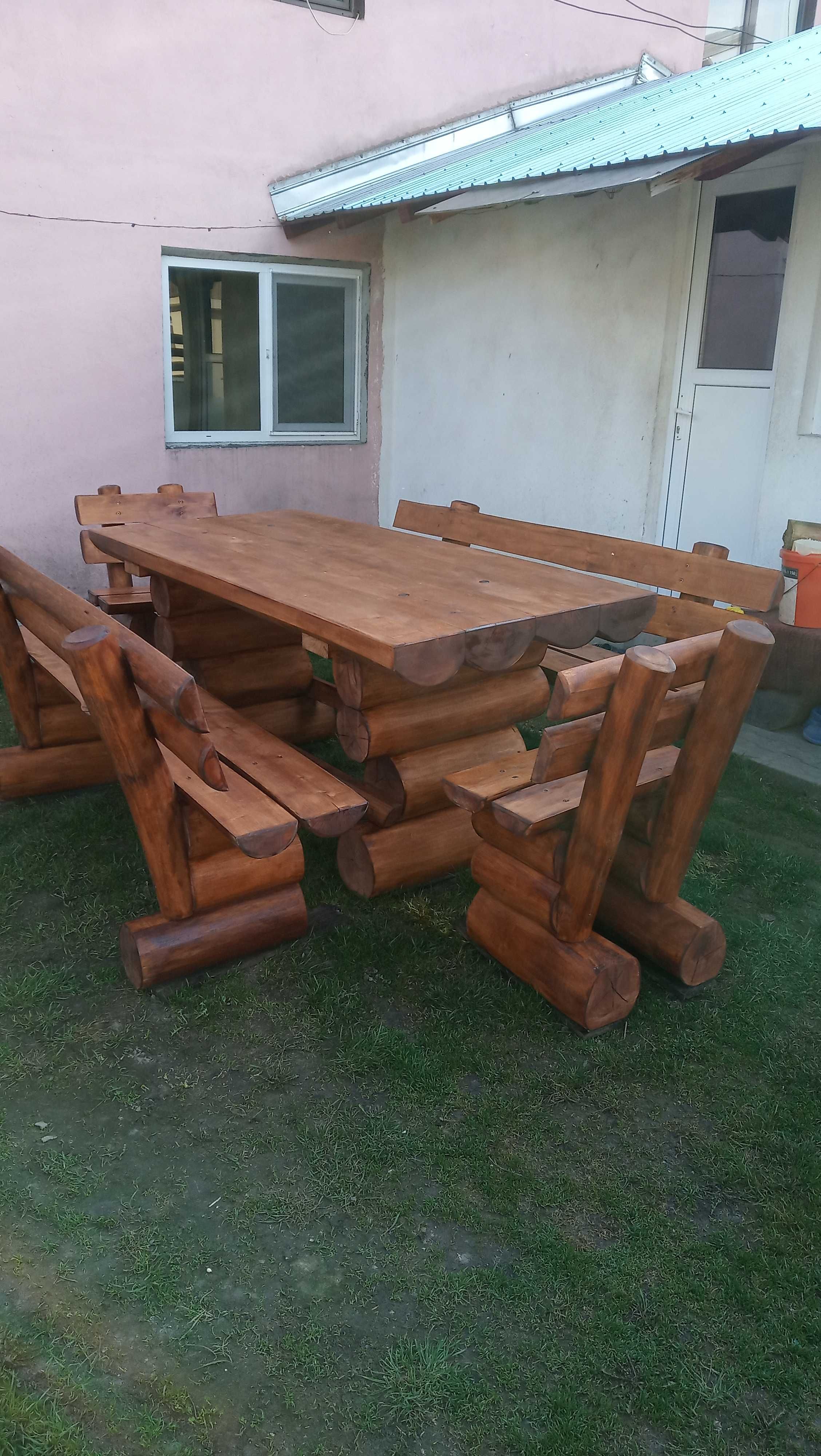 Vând set masa și bănci rustice din lemn masiv.
