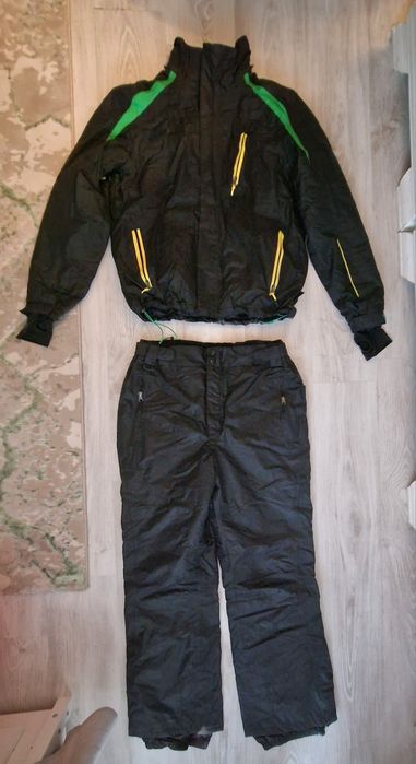 Costum schi barbati - marime L - Stare foarte buna