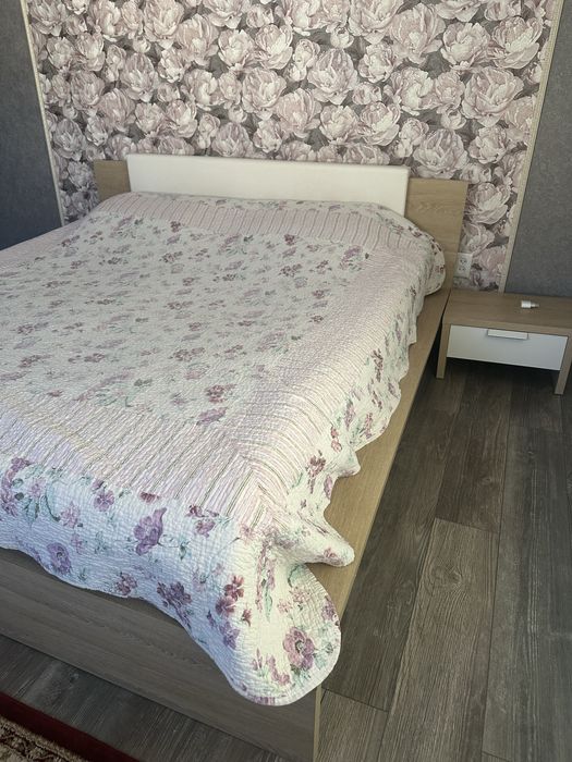 Кровать двухспальная с матрасом