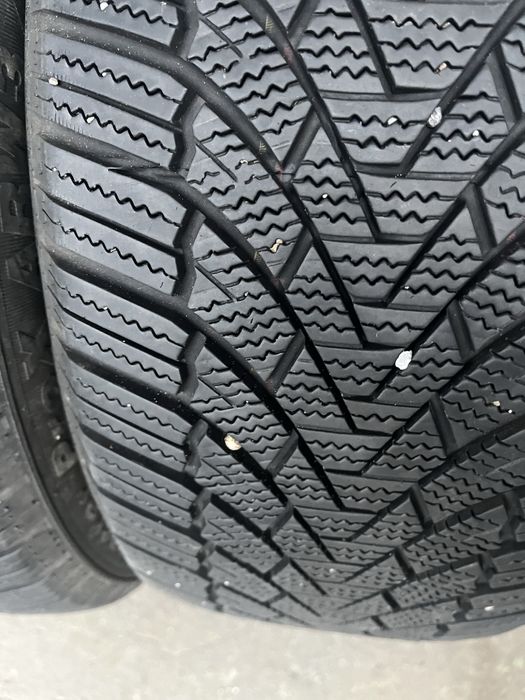 2 бр. зимни гуми 235/45/19 Arivo DOT 2322 6,8 mm