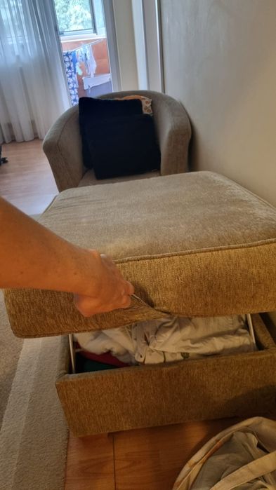 Vând Canapea, Scaun și Taburet din set Mobexpert la 1200 de lei.