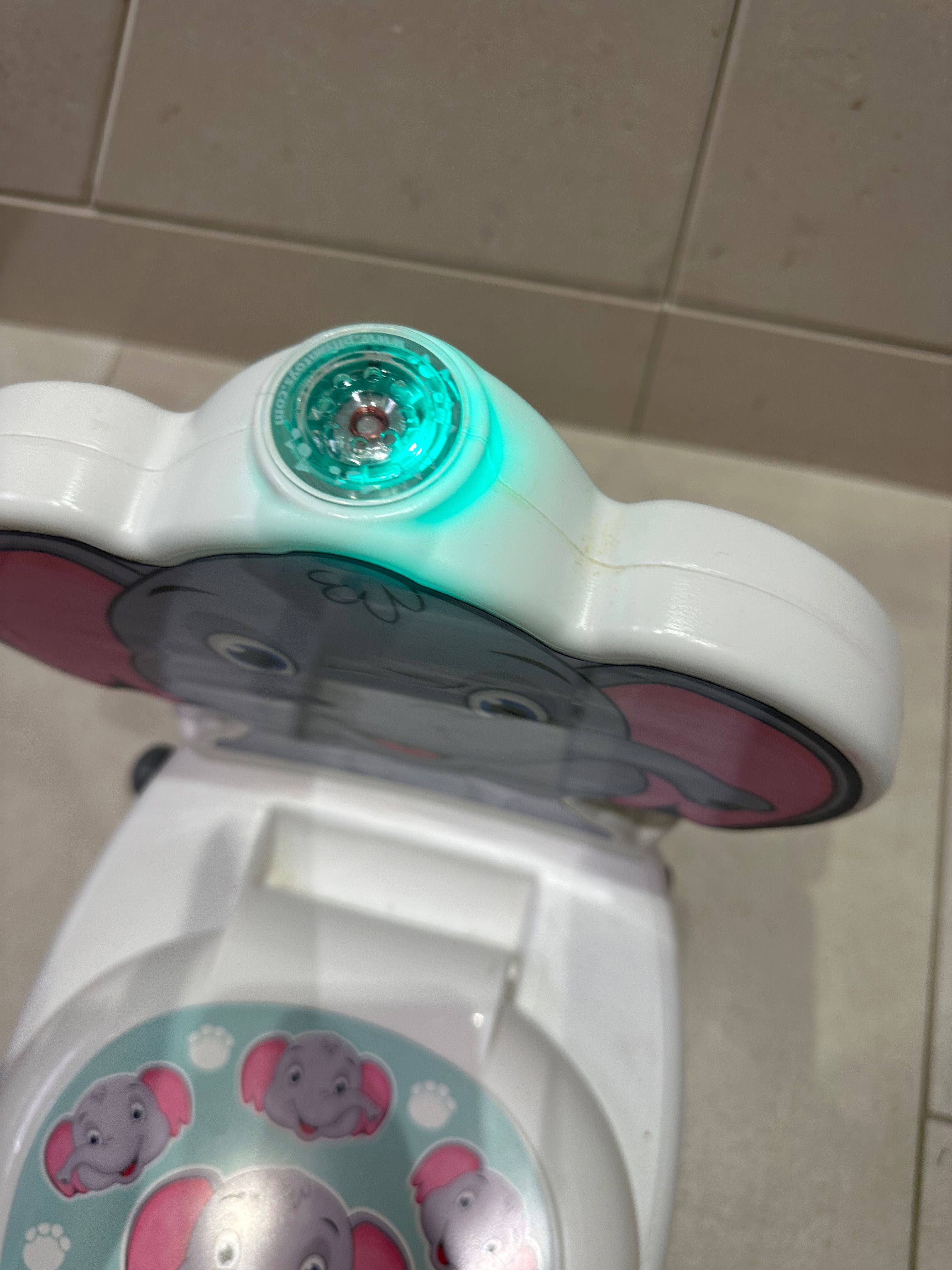 Бебешки тоалетно столче с музика